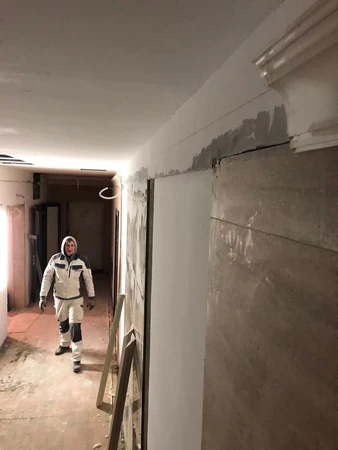 Монтаж профильных гипсовых карнизов в парадном холле ЖК «Династия» — завод «ЭКОЛЕПНИНА»