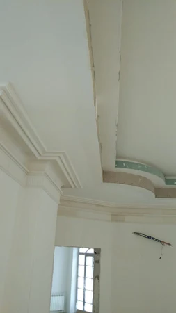 Монтаж профильных гипсовых карнизов на потолке частного дома в Бутово — завод «ЭКОЛЕПНИНА»