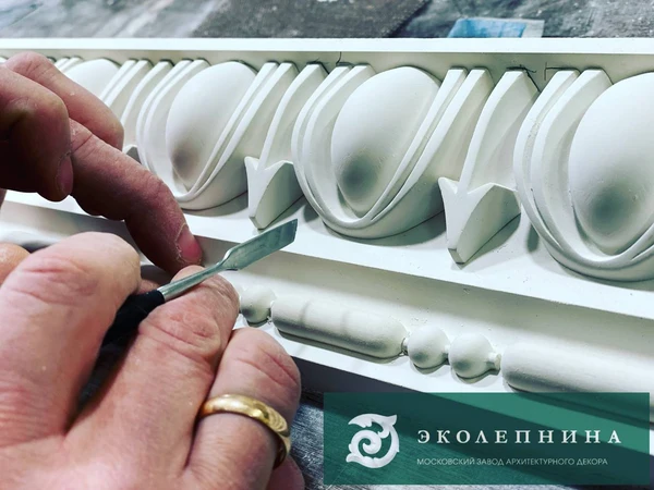 Ручная доработка орнаментального гипсового карниза в мастерской завода «ЭКОЛЕПНИНА»