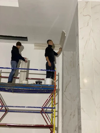 Монтаж профильного гипсового карниза в ЖК «Серебряный фонтан», корпус 2 — завод «ЭКОЛЕПНИНА»