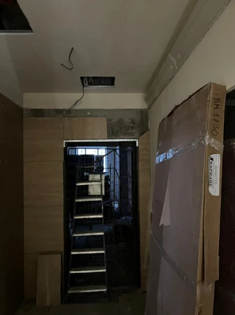 Монтаж профильных гипсовых карнизов в парадной ЖК «Династия» — завод «ЭКОЛЕПНИНА»