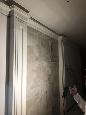 Монтаж гипсовых карнизов и пилястр в парадном холле ЖК «Династия» — завод «ЭКОЛЕПНИНА»