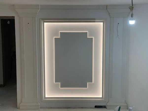 Монтаж гипсовых молдингов, пилястр и стены с контурной подсветкой в доме Бутово — завод «ЭКОЛЕПНИНА»