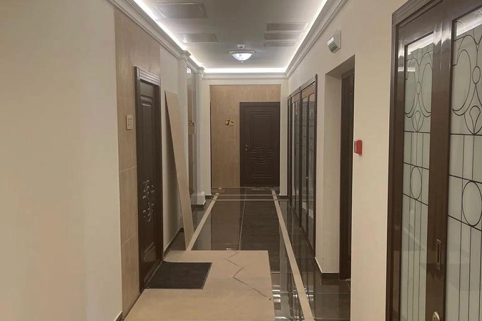 Профильные гипсовые карнизы с подсветкой в парадном холле ЖК «Династия» — завод «ЭКОЛЕПНИНА»