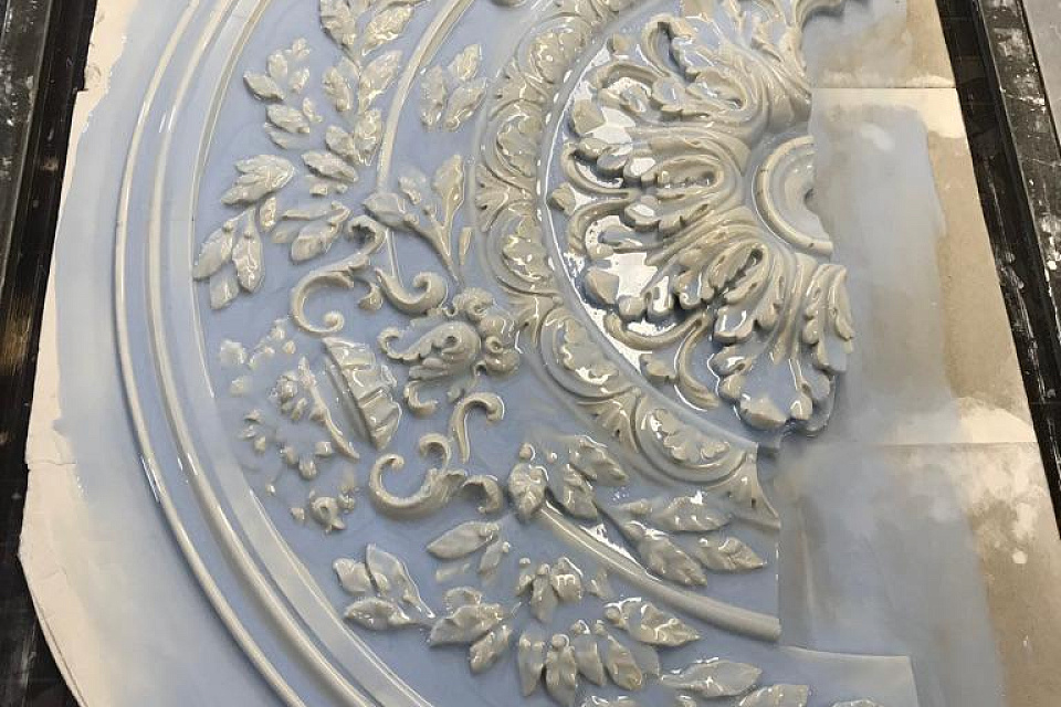 Изготовление крупной орнаментальной гипсовой розетки в мастерской завода «ЭКОЛЕПНИНА»