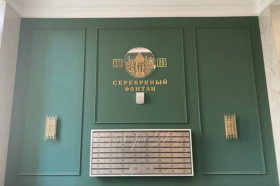 Оформление входной группы ЖК «Серебряный фонтан»: стеновые молдинги от завода «ЭКОЛЕПНИНА»