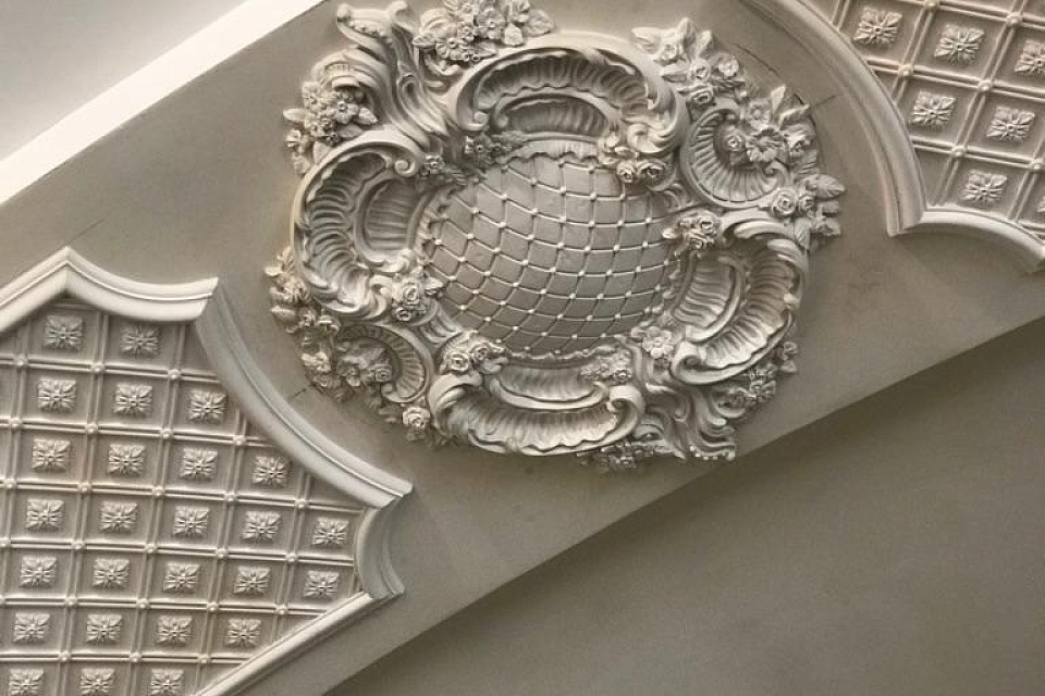 Лепная потолочная розетка и орнаментальные панели в зале торжеств «Анна Монс» — завод «ЭКОЛЕПНИНА»